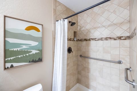 House, 5 Bedrooms | Bathroom | Towels