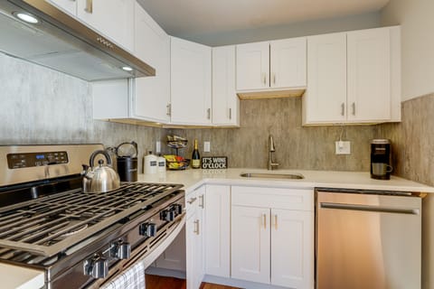 House (2 Bedrooms) | Private kitchen | Microwave, oven, stovetop, dishwasher