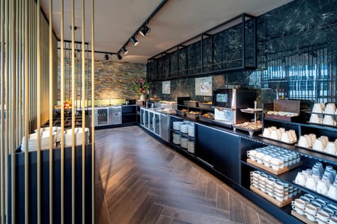 Daily continental breakfast (EUR 5 per person)