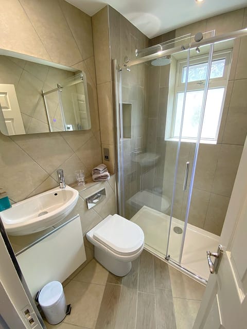 Basic Double or Twin Room | Bathroom | Free toiletries, hair dryer