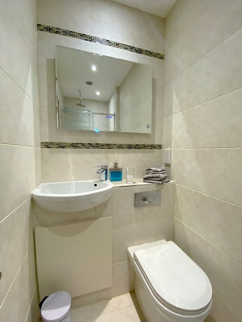 Basic Double or Twin Room | Bathroom | Free toiletries, hair dryer