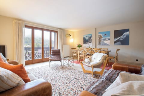 Lounge with balcony access