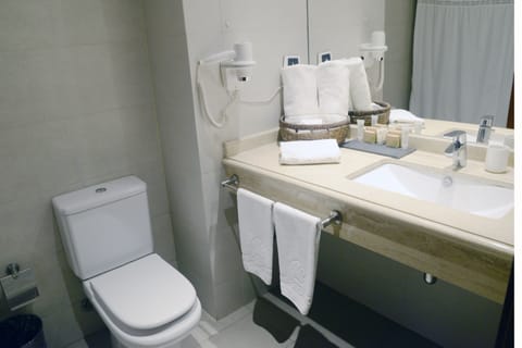 Combined shower/tub, deep soaking tub, free toiletries, hair dryer