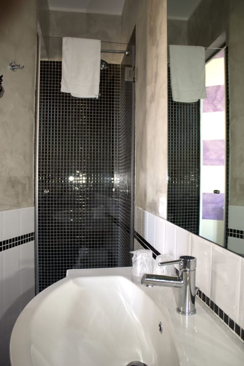 Double or Twin Room | Bathroom | Shower, free toiletries, hair dryer, bidet