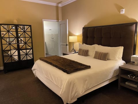 ADA Premium Room | Premium bedding, in-room safe, iron/ironing board, WiFi