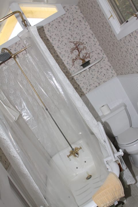 Cyrus Room, 1 Queen Bed, Garden View, Corner | Bathroom | Combined shower/tub, hair dryer, bathrobes, towels