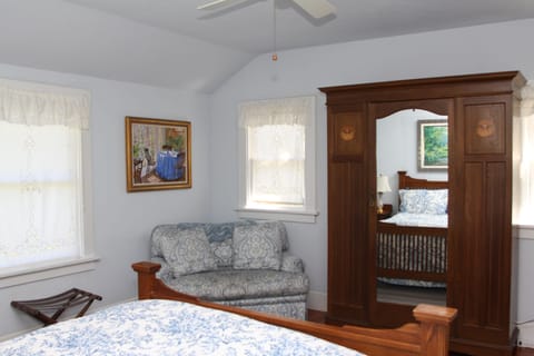 Storm Room, 1 Queen Bed, Vineyard View | Free WiFi, bed sheets