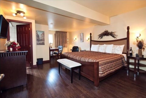 Superior Room, 1 King Bed | Desk, blackout drapes, free WiFi, bed sheets