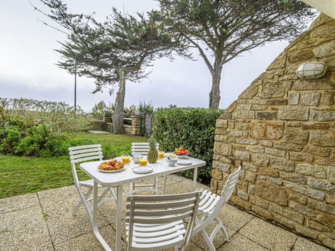 Building, Daytime, Property, Sky, Water, Plant, Window, Swimming Pool, Tree, Urban Design