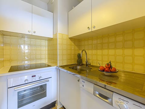 Building, Daytime, Property, Sky, Water, Plant, Window, Swimming Pool, Tree, Urban Design