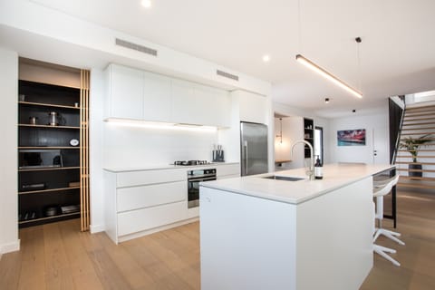 Signature House | Private kitchen | Full-size fridge, microwave, oven, dishwasher