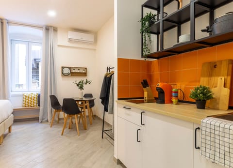 Basic Studio | Private kitchen | Stovetop, coffee/tea maker, cookware/dishes/utensils