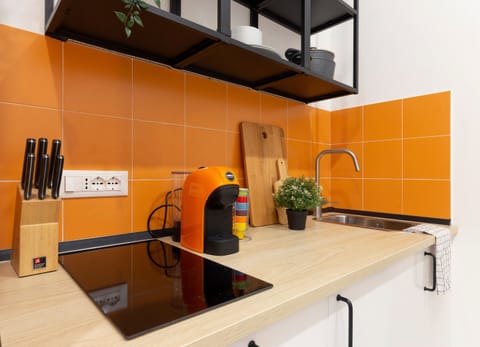 Basic Studio | Private kitchen | Stovetop, coffee/tea maker, cookware/dishes/utensils