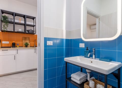 Basic Studio | Bathroom | Shower, rainfall showerhead, free toiletries, hair dryer