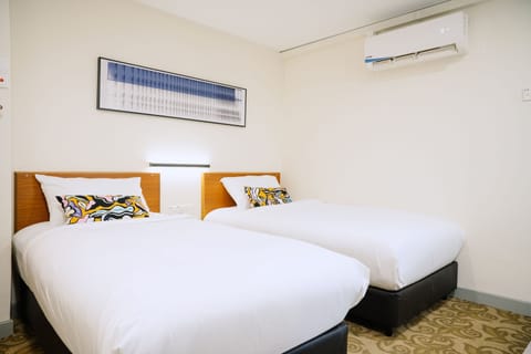 Standard Twin Room | Desk, laptop workspace, free WiFi