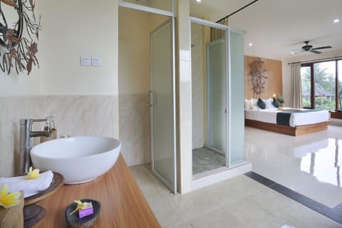 Deluxe Studio | Bathroom | Shower, soap