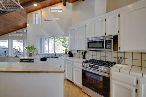 House (3 Bedrooms) | Private kitchen | Microwave, oven, stovetop, dishwasher