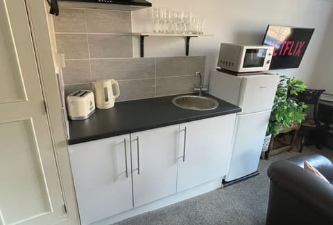 The Living Area: With a handy little kitchenette area you will be able to self cater for yourself during your stay.