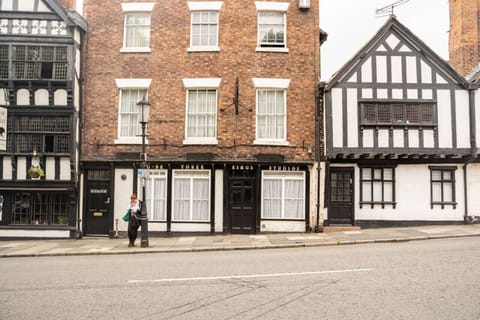 The Property: This studio is really well located for Chester city centre and being just steps away from the River Dee.
