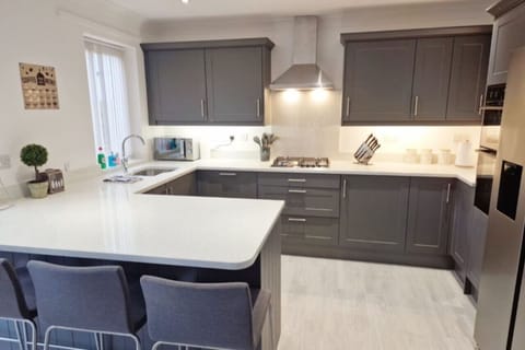 Kitchen/Dining Room: the modern kitchen features new appliances a breaks fast bar and additional dining table seating, making it great for preparing & enjoying breakfasts and informal suppers.
