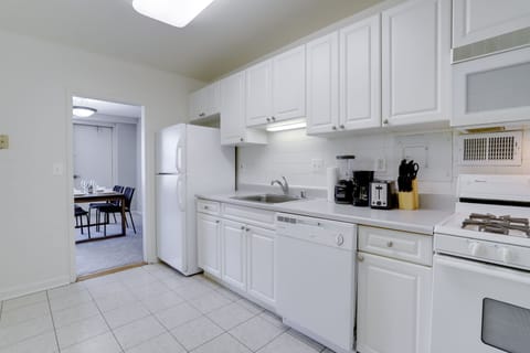 Deluxe Apartment | Private kitchen | Fridge, microwave, oven, dishwasher