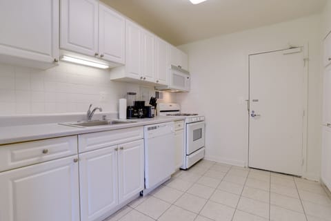 Deluxe Apartment | Private kitchen | Fridge, microwave, oven, dishwasher