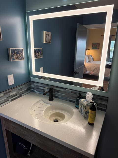 Premium Room, 1 Queen Bed, Balcony, Ocean View | Bathroom | Shower, hydromassage showerhead, eco-friendly toiletries, hair dryer