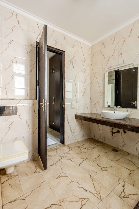 Royal Apartment | Bathroom | Shower, free toiletries, hair dryer, slippers