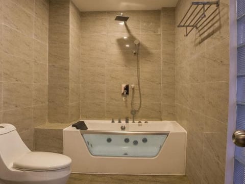 Luxury Suite | Bathroom