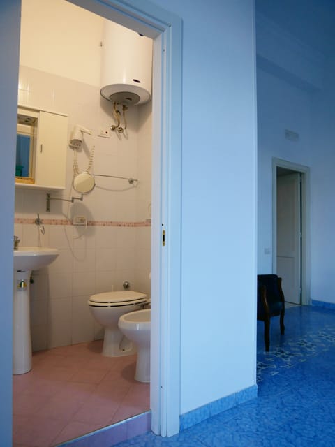 Exclusive Double Room, 1 King Bed, Non Smoking, Sea View | Bathroom | Shower, free toiletries, hair dryer, bidet