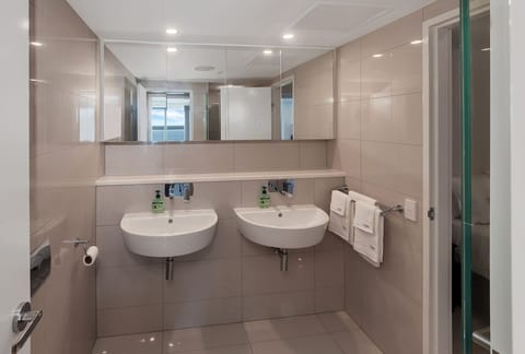 Panoramic Penthouse | Bathroom | Shower, rainfall showerhead, hair dryer, towels