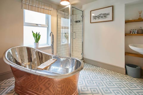 Emerald Beach House, Saltburn-by-the-Sea - Host & Stay