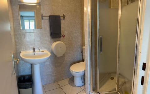 Comfort Triple Room | Bathroom | Shower, free toiletries, bidet, towels