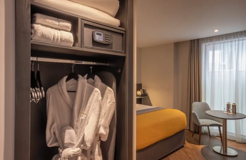 Executive King Room | Desk, travel crib, bed sheets