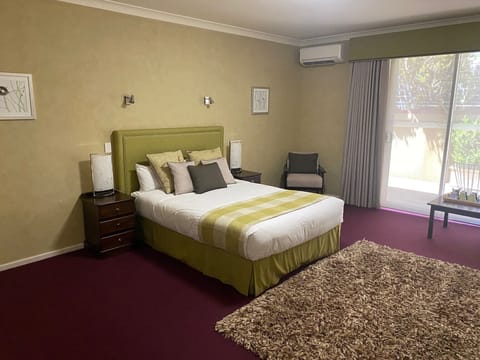 Deluxe Double Room, 1 Queen Bed | Individually decorated, individually furnished, desk, laptop workspace