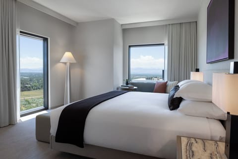 Premium Room, 1 King Bed, Mountain View, Corner | Frette Italian sheets, premium bedding, minibar, in-room safe