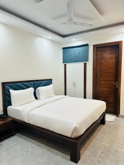 Deluxe Room | In-room safe, iron/ironing board, free WiFi, bed sheets