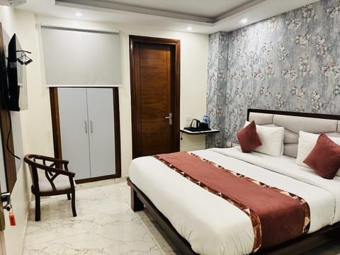 Deluxe Room | In-room safe, iron/ironing board, free WiFi, bed sheets