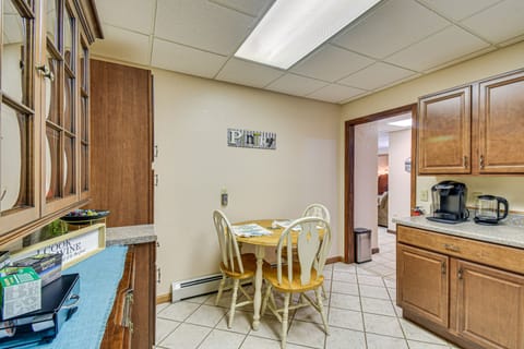 Apartment (1 Bedroom) | Private kitchen | Microwave, oven, stovetop, paper towels