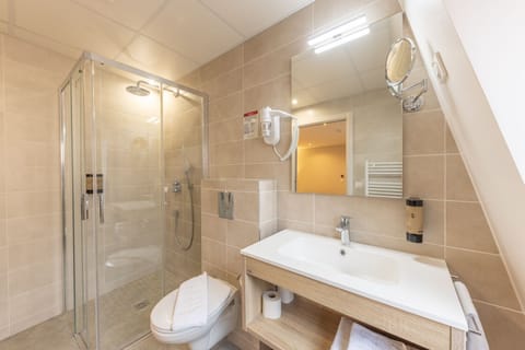 Classic Double Room | Bathroom | Free toiletries, towels