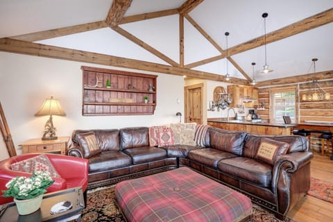 Home Decor, Indoors, Furniture, Living Room, Couch