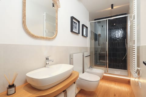 Deluxe Double Room, Balcony | Bathroom | Shower, free toiletries, hair dryer, slippers