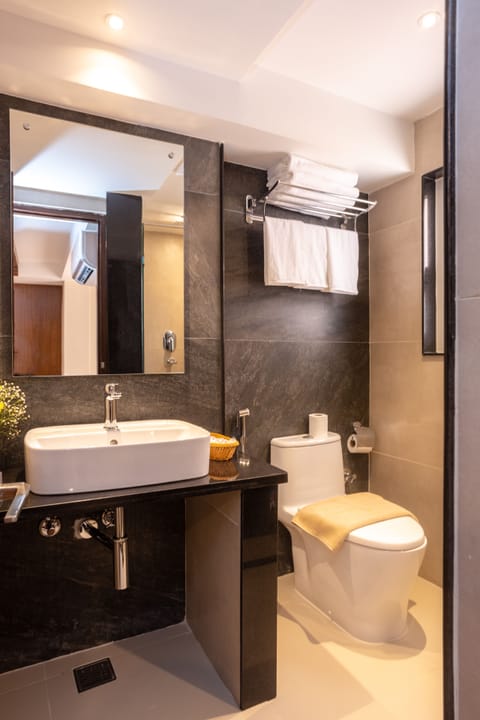 Deluxe Triple Room | Bathroom | Free toiletries, hair dryer, slippers