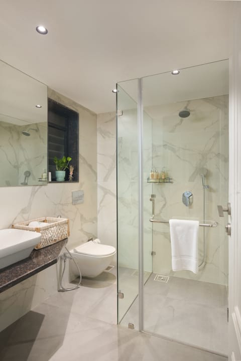 Superior Apartment | Bathroom | Shower, free toiletries, hair dryer, towels