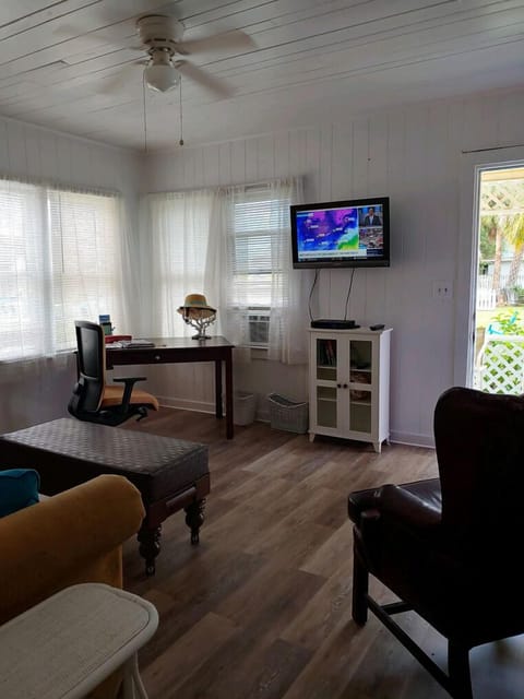 Cottage 11, 1 Bedroom | Living area | 32-inch TV with satellite channels