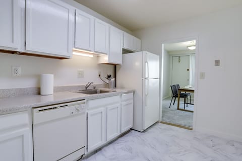 Business Apartment | Private kitchen | Fridge, microwave, oven, dishwasher