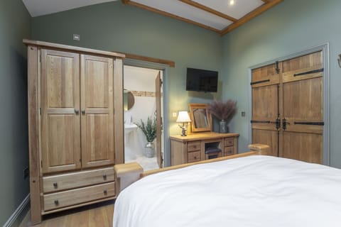 Superior Room, 1 Queen Bed, Refrigerator | Egyptian cotton sheets, premium bedding, down comforters, pillowtop beds