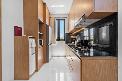 Villa | Private kitchen | Fridge, stovetop, toaster, cookware/dishes/utensils