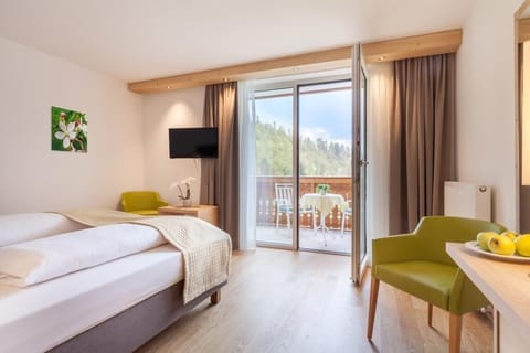 Comfort Double or Twin Room, Mountain View, Mountainside | Hypo-allergenic bedding, minibar, in-room safe, desk