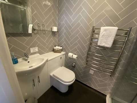 Standard Double Room | Bathroom